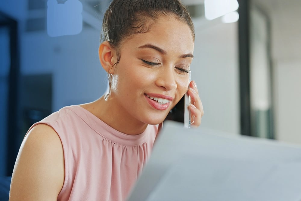 Recruitement manager on the phone
