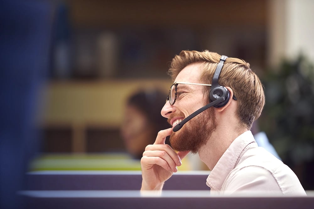 Homme dans un appel avec un casque dans son bureau