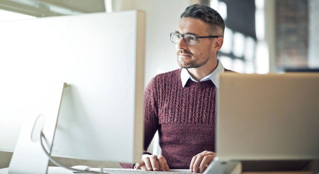 employé-bureau-ordinateur